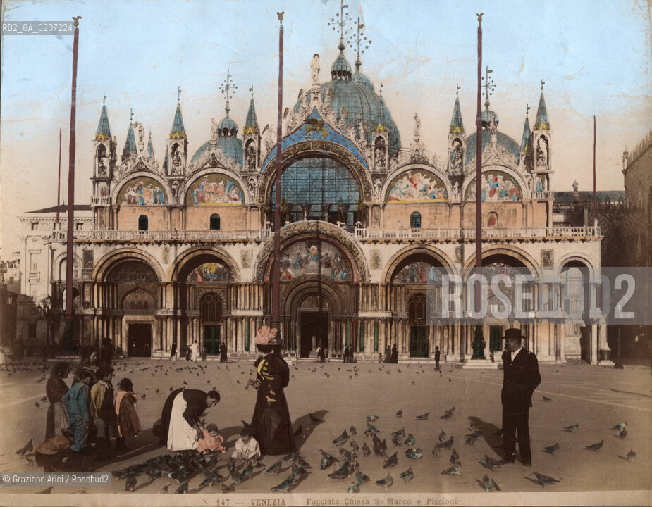 -VENEZIA, SENZA INDICAZIONE DAUTORE, FACCIATA CHIESA DI S. MARCO E PICCIONI, SENZA DATA. STAMPA ALLALBUMINA COLORATA A MANO INCOLLATA SU CARTONE, CM 25,2X19,5 ©ARCHIVIO Graziano Arici/Rosebud2  FOTOANTICHE.-VENICE, NO AUTHORS INDICATION, FACCIATA CHIESA DI S. MARCO E PICCIONI, UNDATED. ALBUMEN PHOTOGRAPH HAND COLOURED MOUNTED ON CARDBOARD, CM 25,2X19,5 ©Graziano Arici / rosebud2
