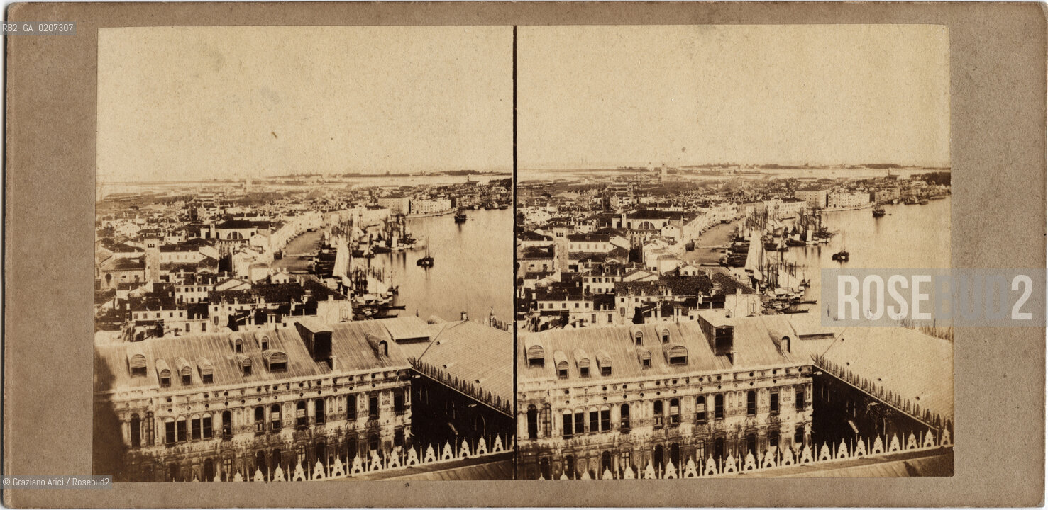 -VENEZIA, SENZA INDICAZIONE DAUTORE, PANORAMA DI PALAZZO DUCALE E RIVA DEGLI SCHIAVONI DAL CAMPANILE DI S. MARCO, SENZA DATA. POSITIVO ALLALBUMINA MONTATO SU CARTONE, FOTOGRAFIA STEREOSCOPICA, CM 16,7X8,5  ©ARCHIVIO Graziano Arici/Rosebud2   FOTOANTICHE.-VENICE, NO AUTHORS INDICATION, PANORAMA DI PALAZZO DUCALE E RIVA DEGLI SCHIAVONI DAL CAMPANILE DI S. MARCO, UNDATED. ALBUMEN POSITIVE MOUNTED ON CARDBOARD, STEREOSCOPICAL PHOTOGRAPH CM 16,7X8,5 ©Graziano Arici / rosebud2 .