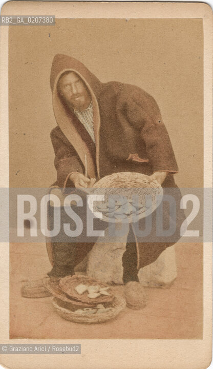 -VENEZIA, CARLO PONTI, PESCIVENDOLO SENZA DATA. STAMPA ALLALBUMINA COLORATA A MANO INCOLLATA SU CARTONCINO, CARTE DE VISITE, CM 10,6X6,4  ©ARCHIVIO Graziano Arici/Rosebud2  POSATA IN STUDIO, MESTIERI, FOTOANTICHE.-VENICE, CARLO PONTI, FISH SELLER, UNDATED. ALBUMEN PHOTOGRAPH HAND COLORED MOUNTED ON CARDBOARD, CARTE DE VISITE, CM 10,6X6,4 ©Graziano Arici / rosebud2