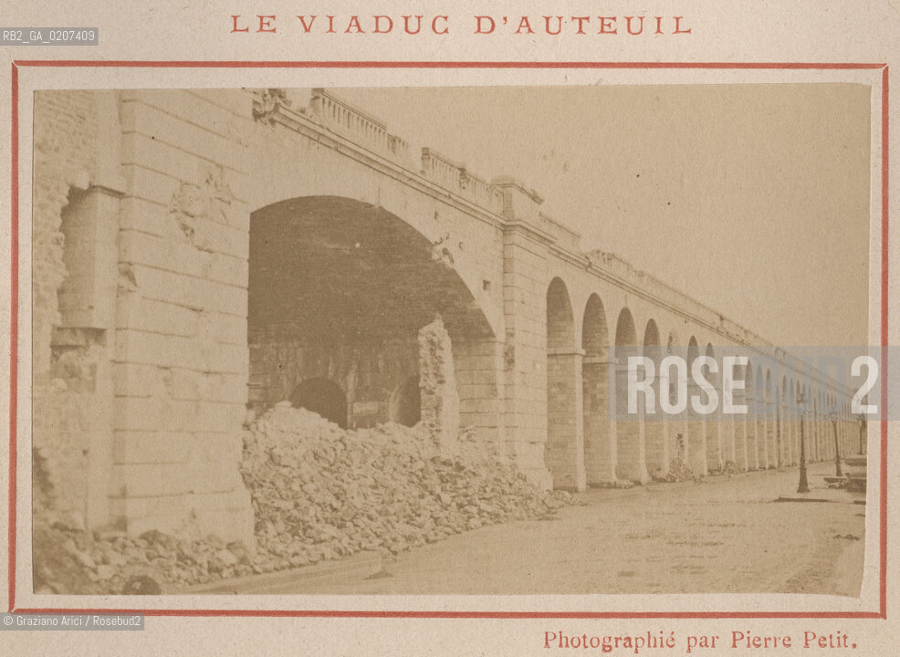 -PARIGI, PIERRE PETIT, LE VIADUC DAUTEUIL, MAGGIO 1871. STAMPA ALLALBUMINA INCOLLATA SU CARTONE CONTENUTA NEL LIBRO GUIDE RECUEIL DE PARIS BRULE, CM 9X5,4  ©ARCHIVIO Graziano Arici/Rosebud2  VIADOTTO, ROVINE, COMUNE DI PARIGI FOTOANTICHE.-PARIS, PIERRE PETIT, LE VIADUC DAUTEUIL, MAY 1871. ALBUMEN PHOTOGRAPH MOUNTED ON CARDBOARD CONTENT IN THE BOOK GUIDE RECUEIL DE PARIS BRULE, CM 9X5,4 ©Graziano Arici / rosebud2