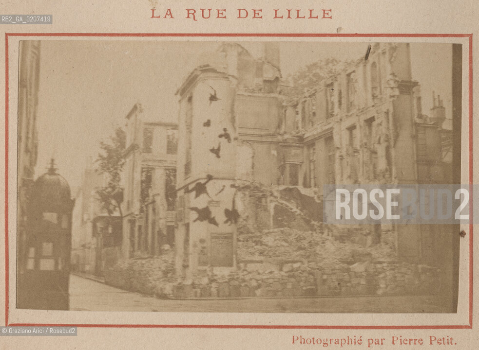 -PARIGI, PIERRE PETIT, LA RUE DE LILLE, MAGGIO 1871. STAMPA ALLALBUMINA INCOLLATA SU CARTONE CONTENUTA NEL LIBRO GUIDE RECUEIL DE PARIS BRULE, CM 9X5,4  ©ARCHIVIO Graziano Arici/Rosebud2  STRADA,  ROVINE, COMUNE DI PARIGI FOTOANTICHE.-PARIS, PIERRE PETIT, LA RUE DE LILLE, MAY 1871. ALBUMEN PHOTOGRAPH MOUNTED ON CARDBOARD CONTENT IN THE BOOK GUIDE RECUEIL DE PARIS BRULE, CM 9X5,4 ©Graziano Arici / rosebud2