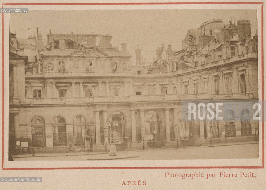 -PARIGI, PIERRE PETIT, LE PALAIS ROYAL APRES, MAGGIO 1871. STAMPA ALLALBUMINA INCOLLATA SU CARTONE CONTENUTA NEL LIBRO GUIDE RECUEIL DE PARIS BRULE, CM 9X5,4  ©ARCHIVIO Graziano Arici/Rosebud2   PALAZZO REALE DOPO LINCENDIO, ROVINE, COMUNE DI PARIGI FOTOANTICHE.-PARIS, PIERRE PETIT, LE PALAIS ROYAL APRES, MAY 1871. ALBUMEN PHOTOGRAPH MOUNTED ON CARDBOARD CONTENT IN THE BOOK GUIDE RECUEIL DE PARIS BRULE, CM 9X5,4 ©Graziano Arici / rosebud2