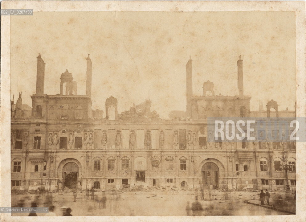 -PARIGI, SENZA INDICAZIONE DAUTORE, HOTEL DE VILLE DE PARIS INCENDIE PAR LA COMMUNE, 1871. STAMPA ALLALBUMINA INCOLLATA SU CARTONE, CARTE DE VISITE, CM 15X10,5  ©ARCHIVIO Graziano Arici/Rosebud2  HOTEL DE VILLE DI PARIGI INCENDIATO DURANTE LA COMUNE, ROVINE  FOTOANTICHE.-PARIS, NO AUTHORS INDICATION, HOTEL DE VILLE DE PARIS INCENDIE PAR LA COMMUNE, 1871. ALBUMEN PHOTOGRAPH MOUNTED ON CARDBOARD, CARTE DE VISITE CM 15X10,5 ©Graziano Arici/Rosebud2 