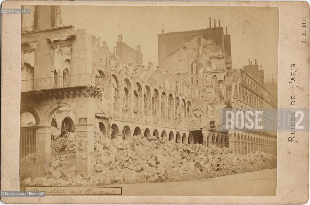 -PARIGI, J.R., RUINES DE PARIS - MINISTERE DES FINANCES, 1871. STAMPA ALLALBUMINA INCOLLATA SU CARTONE, CARTE DE VISITE, CM 16,3X10,5  ©ARCHIVIO Graziano Arici/Rosebud2  FOTOMONTAGGIO, ROVINE, COMUNE  DI PARIGI, MINISTERO DELLE FINANZE, FOTOANTICHE.-PARIS, J.R., RUINES DE PARIS - MINISTERE DES FINANCES,  1871. ALBUMEN PHOTOGRAPH MOUNTED ON CARDBOARD, CARTE DE VISITE CM 16,3X10,5 ©Graziano Arici / rosebud2