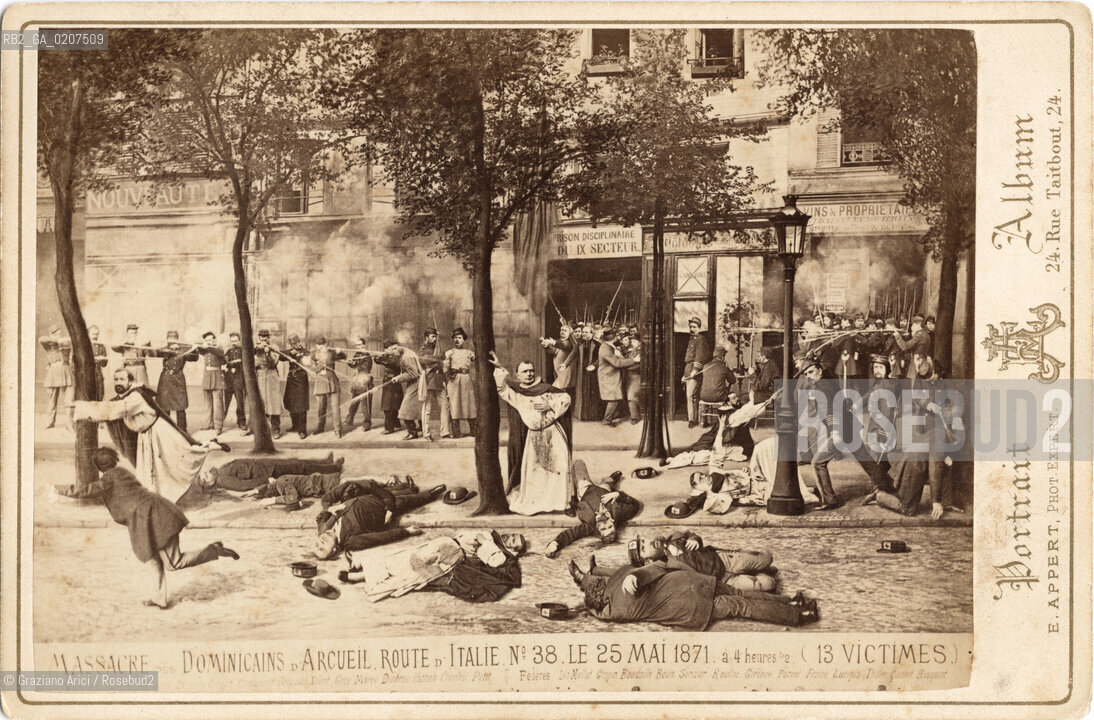 -PARIGI, EUGENE APPERT,  MASSACRE DES DOMINICAINS DARCUEIL - ROUTE DITALIE 38, 25 MAGGIO 1871. STAMPA ALLALBUMINA INCOLLATA SU CARTONE, CARTE DE VISITE, CM 15,3X10,5  ©ARCHIVIO Graziano Arici/Rosebud2    MASSACRO DEI DOMINICANI DARCUEIL, PRETE, FOTOMONTAGGIO, COMUNE DI PARIGI  FOTOANTICHE.-PARIS, EUGENE APPERT, ASSASSINATION OF DOMINICANS DARCUEIL,  25 MAY 1871. ALBUMEN PHOTOGRAPH MOUNTED ON CARDBOARD, CARTE DE VISITE CM 15,3X10,5 ©Graziano Arici / rosebud2
