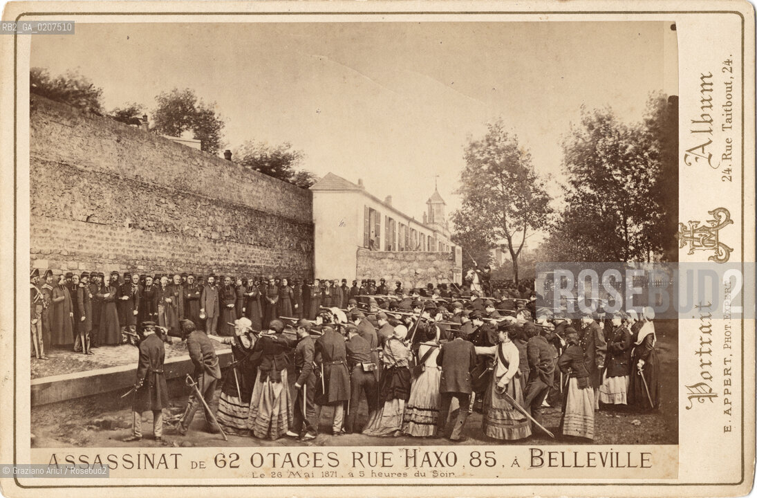 -PARIGI, EUGENE APPERT, FUCILAZIONE DEI 62 OSTAGGI RUE HAXO 85 A BELLEVILLE, 26 MAGGIO 1871 ALLE CINQUE DELLA SERA. STAMPA ALLALBUMINA INCOLLATA SU CARTONE, CARTE DE VISITE, CM 15,3X10,5  ©ARCHIVIO Graziano Arici/Rosebud2   PRETE, FOTOMONTAGGIO, ESECUZIONE, COMUNE DI PARIGI FOTOANTICHE.-PARIS, EUGENE APPERT, EXECUTION OF THE HOSTAGES RUE HAXO 85 A BELLEVILLE,  26 MAY 1871 AT 5 P.M. ALBUMEN PHOTOGRAPH MOUNTED ON CARDBOARD, CARTE DE VISITE CM 15,3X10,5 ©Graziano Arici / rosebud2