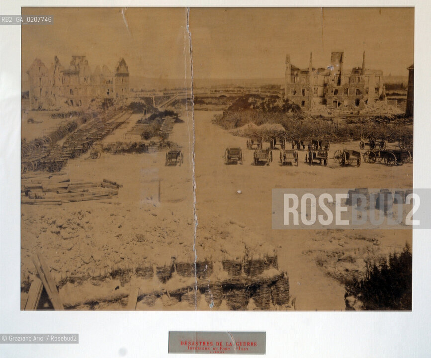 -PARIGI, DESASTRES DE LA GUERRE, INTERIEUR DU FORT DISSY, 1871. STAMPA ALLALBUMINA INCOLLATA SU CARTONE, CM 49X40 ©ARCHIVIO Graziano Arici/Rosebud2   DISASTRI DELLA GUERRA, INTERNO DEL FORTE DISSY, COMUNE DI PARIGI, ROVINE, COMUNE DI PARIGI FOTOANTICHE.-PARIS,  DESASTRES DE LA GUERRE, INTERIEUR DU FORT DISSY, 1871. ALBUMEN PHOTOGRAPH MOUNTED ON CARDBOARD, CM 49X40  ©Graziano Arici / rosebud2