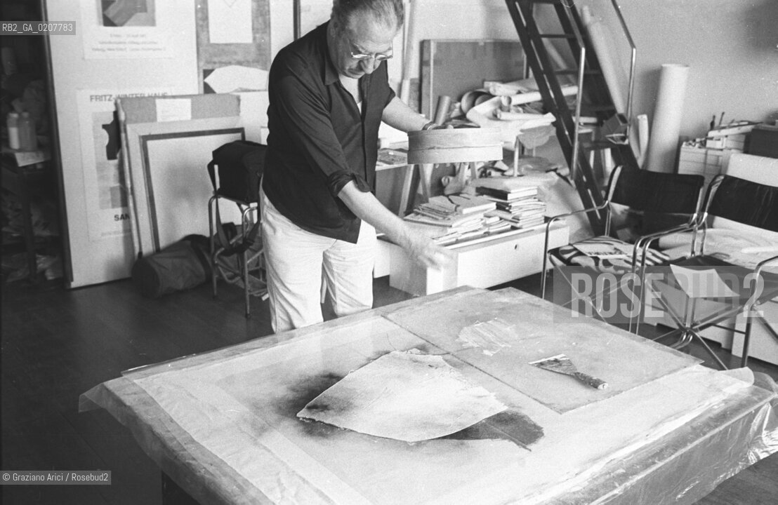 VENEZIA 1982 IL PITTORE GIUSEPPE SANTOMASO NEL SUO STUDIO ©Graziano Arici/Rosebud2 ARTE