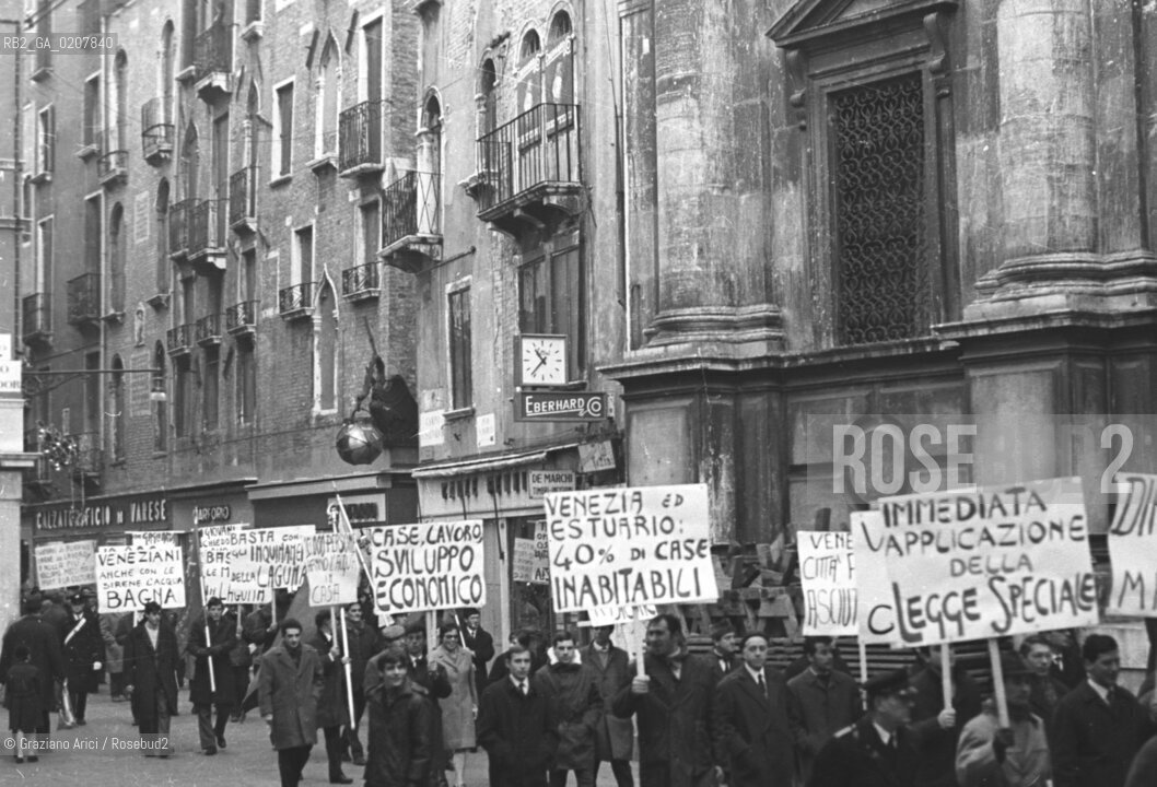 VENEZIA 1968 MANIFESTAZIONE CONTRO LACQUA ALTA ©Graziano Arici/Rosebud2 CORTEI 68 ALTA MAREA