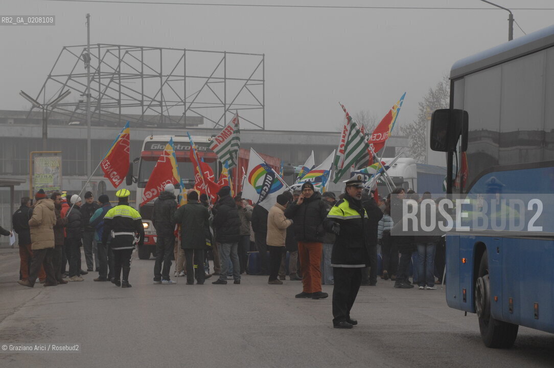 VENEZIA 23/2/2008 - SCIOPERO DEI CHIMICI A PORTOMARGHERA ©Graziano Arici/Rosebud2 MANIFESTAZIONE BANDIERA CAPANNONE PETROLCHIMICO