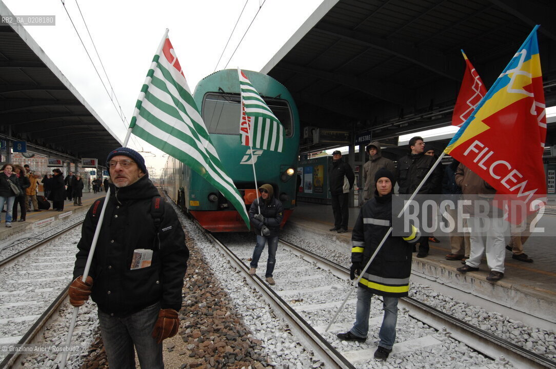 VENICE 6/3/2008 - PORTOMARGHERA INDUSTRIAL COMPOUND - STRIKE OF THE WORKERS OF THE ENI CHEMICAL INDUSTRY PETROLCHIMICO TO SAVE THEIR JOB. THEY GO TO OCCUPY THE RAILWAY AND THE MESTRE STATION TO VENICE ©Graziano Arici/Rosebud2 MANIFESTAZIONE CORTEO OPERAI SCIOPERO STAZIONE TRENO