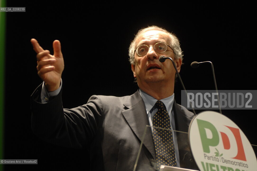 VENICE-MESTRE - 8/3/2008 - THE LEADER OF DEMOCRATIC PARTY (PARTITO DEMOCRATICO - PD) WALTER VELTRONI DELIVERS HIS SPEECH DURING AN ELECTORAL MEETING IN MESTRE ©Graziano Arici/Rosebud2 POLITICA