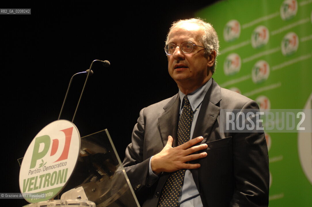 VENICE-MESTRE - 8/3/2008 - THE LEADER OF DEMOCRATIC PARTY (PARTITO DEMOCRATICO - PD) WALTER VELTRONI DELIVERS HIS SPEECH DURING AN ELECTORAL MEETING IN MESTRE ©Graziano Arici/Rosebud2 POLITICA