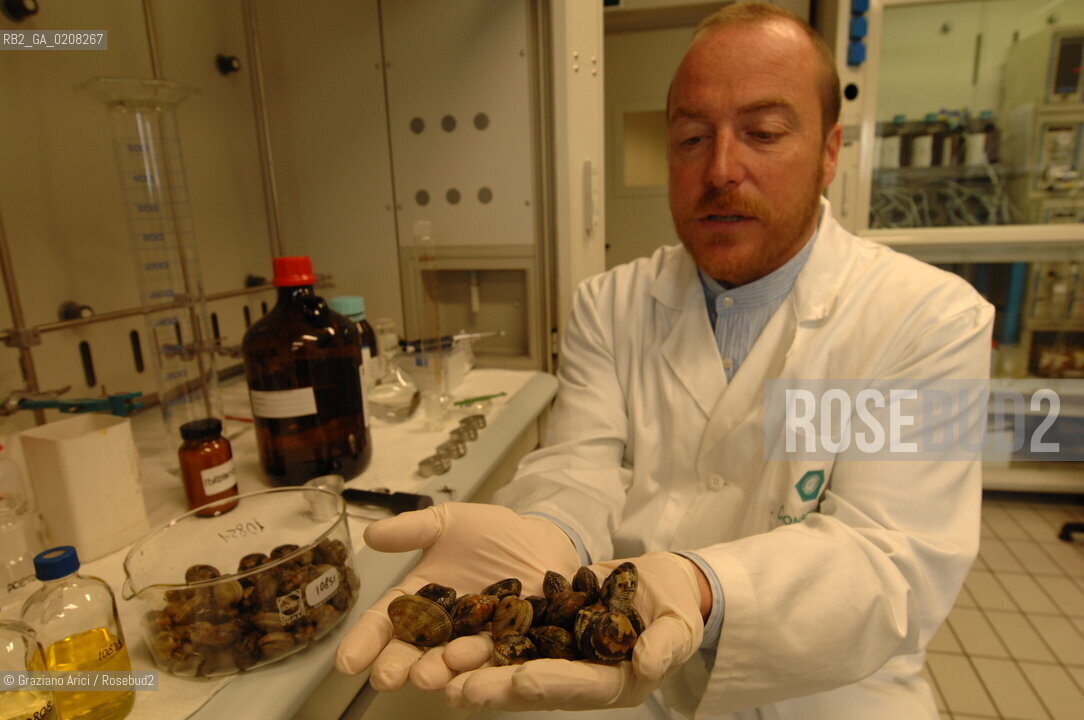 VENICE 31/3/2008 - VENICE GATEWAY FOR SCIENCE AND TECHNOLOGY - INCA LABORATORIES (INTER UNIVERSITY CONSORTIUM OF CHEMISTRY FOR THE ENVIRONMENT)  ANALIZED THE INDUSTRIAL POLLUTION IN VENICE LAGOON AND HIS ICHTHYIC FAUNA AND DISCOVERED THE CONNECTION WITH DIOXIN BLOOD CONTAMINATION IN THE PEOPLE WHO EATED VENICE LAGOON FISH : THE DIRECTOR OF MICROPOLLUTANTS LABORATORY DR. STEFANO RACCANELLI ©Graziano Arici/Rosebud2 INQUINAMENTO PORTO MARGHERA DIOSSINA