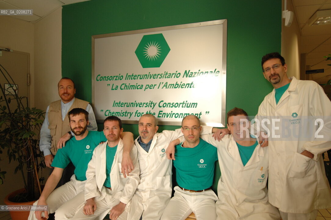 VENICE 31/3/2008 - VENICE GATEWAY FOR SCIENCE AND TECHNOLOGY - INCA LABORATORIES (INTER UNIVERSITY CONSORTIUM OF CHEMISTRY FOR THE ENVIRONMENT)  ANALIZED THE INDUSTRIAL POLLUTION IN VENICE LAGOON AND HIS ICHTHYIC FAUNA AND DISCOVERED THE CONNECTION WITH DIOXIN BLOOD CONTAMINATION IN THE PEOPLE WHO EATED VENICE LAGOON FISH : THE DIRECTOR OF MICROPOLLUTANTS LABORATORY DR. STEFANO RACCANELLI WITH HIS TEAM ©Graziano Arici/Rosebud2 INQUINAMENTO PORTO MARGHERA DIOSSINA