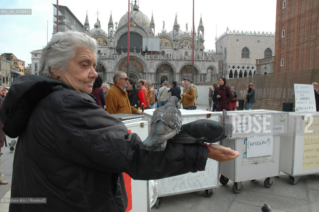 Piazza San Marco. Protesta venditori di grano per lordinanza comunale di revoca di vendita in piazza.