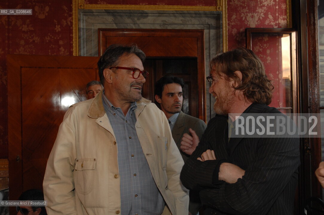 VENICE 11/5/08 - OPENING OF THE CLAUDIO BUZIOL FOUNDATION IN PALAZZO MANGILLI-VALMARANA: THE PHOTOGRAPH OLIVIERO TOSCANI WITH THE ARTISTIC CURATOR RENZO DI RIENZO AND PIERO DOTTOR ©Graziano Arici/Rosebud2 REPLAY MODA ARTE