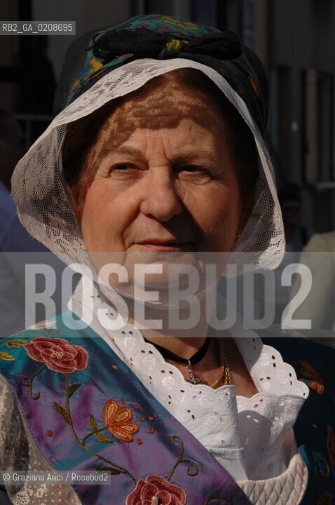 ARLES (FRANCE, PROVENCE) 1 MAY 2008 - 1 MAY HOLIDAY - FETE DES GARDIANS - HOLIDAY OF THE CAMARGUE CATTLE FARMER IN FRONT OF THE CHURCH OF NOTRE DAME LA MAJOR ©Graziano Arici/Rosebud2 CAVALLO FESTA DEI GARDIANS COSTUME MAGGIO GIOIELLO PROVENZA CAPPELLO BAMBINO GEO
