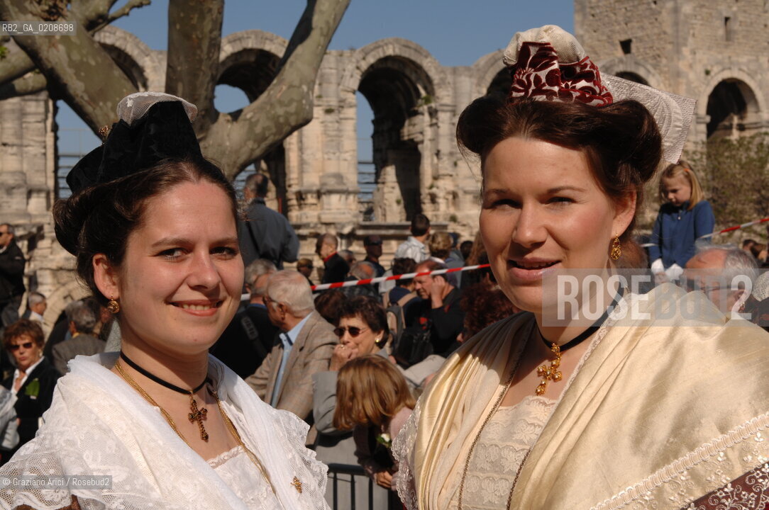 ARLES (FRANCE, PROVENCE) 1 MAY 2008 - 1 MAY HOLIDAY - FETE DES GARDIANS - HOLIDAY OF THE CAMARGUE CATTLE FARMER IN FRONT OF THE CHURCH OF NOTRE DAME LA MAJOR ©Graziano Arici/Rosebud2 CAVALLO FESTA DEI GARDIANS COSTUME MAGGIO GIOIELLO PROVENZA CAPPELLO BAMBINO GEO