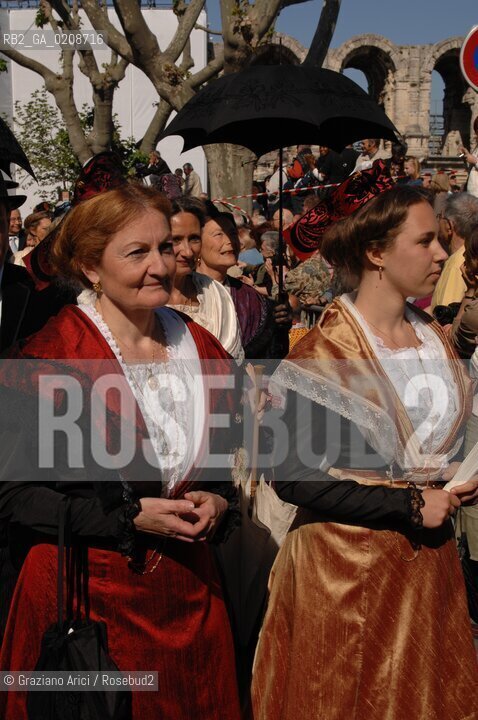 ARLES (FRANCE, PROVENCE) 1 MAY 2008 - 1 MAY HOLIDAY - FETE DES GARDIANS - HOLIDAY OF THE CAMARGUE CATTLE FARMER IN FRONT OF THE CHURCH OF NOTRE DAME LA MAJOR ©Graziano Arici/Rosebud2 CAVALLO FESTA DEI GARDIANS COSTUME MAGGIO GIOIELLO PROVENZA CAPPELLO BAMBINO GEO