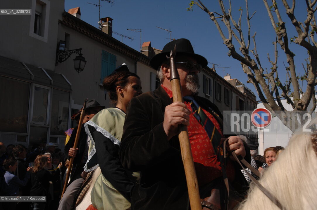 ARLES (FRANCE, PROVENCE) 1 MAY 2008 - 1 MAY HOLIDAY - FETE DES GARDIANS - HOLIDAY OF THE CAMARGUE CATTLE FARMER IN FRONT OF THE CHURCH OF NOTRE DAME LA MAJOR ©Graziano Arici/Rosebud2 CAVALLO FESTA DEI GARDIANS COSTUME MAGGIO GIOIELLO PROVENZA CAPPELLO BAMBINO GEO