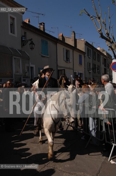 ARLES (FRANCE, PROVENCE) 1 MAY 2008 - 1 MAY HOLIDAY - FETE DES GARDIANS - HOLIDAY OF THE CAMARGUE CATTLE FARMER IN FRONT OF THE CHURCH OF NOTRE DAME LA MAJOR ©Graziano Arici/Rosebud2 CAVALLO FESTA DEI GARDIANS COSTUME MAGGIO GIOIELLO PROVENZA CAPPELLO BAMBINO GEO