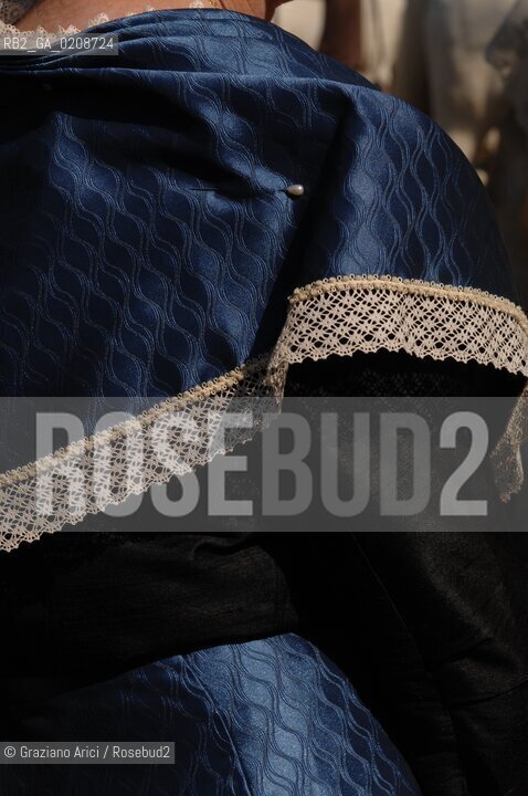 ARLES (FRANCE, PROVENCE) 1 MAY 2008 - 1 MAY HOLIDAY - FETE DES GARDIANS - HOLIDAY OF THE CAMARGUE CATTLE FARMER IN FRONT OF THE CHURCH OF NOTRE DAME LA MAJOR ©Graziano Arici/Rosebud2 CAVALLO FESTA DEI GARDIANS COSTUME MAGGIO GIOIELLO PROVENZA CAPPELLO BAMBINO GEO