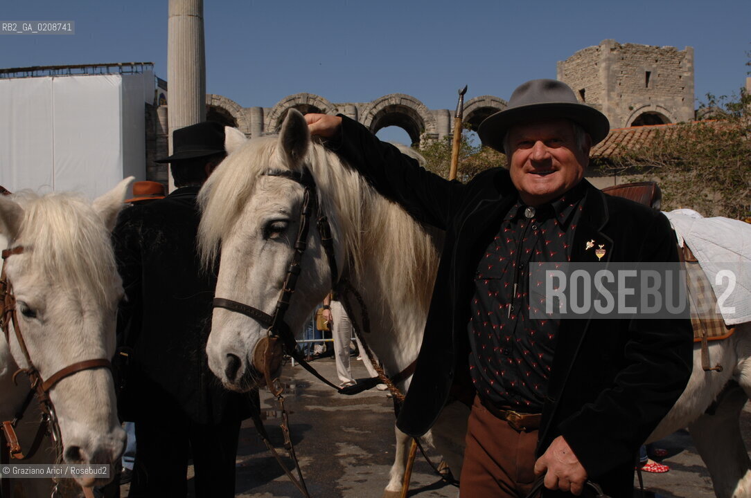 ARLES (FRANCE, PROVENCE) 1 MAY 2008 - 1 MAY HOLIDAY - FETE DES GARDIANS - HOLIDAY OF THE CAMARGUE CATTLE FARMER IN FRONT OF THE CHURCH OF NOTRE DAME LA MAJOR ©Graziano Arici/Rosebud2 CAVALLO FESTA DEI GARDIANS COSTUME MAGGIO GIOIELLO PROVENZA CAPPELLO BAMBINO GEO