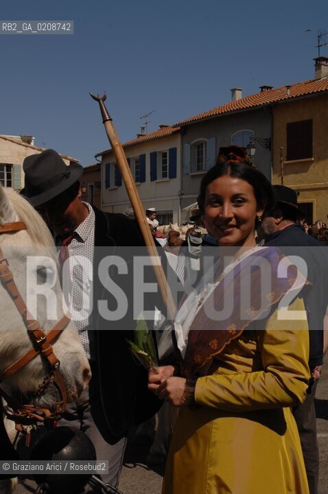 ARLES (FRANCE, PROVENCE) 1 MAY 2008 - 1 MAY HOLIDAY - FETE DES GARDIANS - HOLIDAY OF THE CAMARGUE CATTLE FARMER IN FRONT OF THE CHURCH OF NOTRE DAME LA MAJOR ©Graziano Arici/Rosebud2 CAVALLO FESTA DEI GARDIANS COSTUME MAGGIO GIOIELLO PROVENZA CAPPELLO BAMBINO GEO
