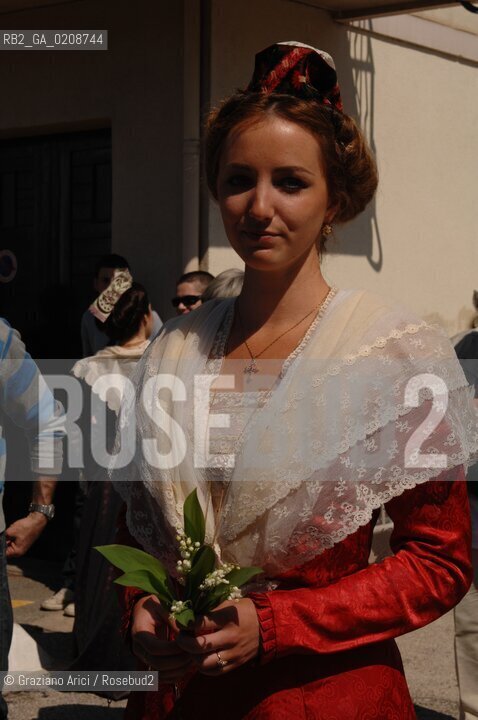 ARLES (FRANCE, PROVENCE) 1 MAY 2008 - 1 MAY HOLIDAY - FETE DES GARDIANS - HOLIDAY OF THE CAMARGUE CATTLE FARMER IN FRONT OF THE CHURCH OF NOTRE DAME LA MAJOR ©Graziano Arici/Rosebud2 CAVALLO FESTA DEI GARDIANS COSTUME MAGGIO GIOIELLO PROVENZA CAPPELLO BAMBINO GEO