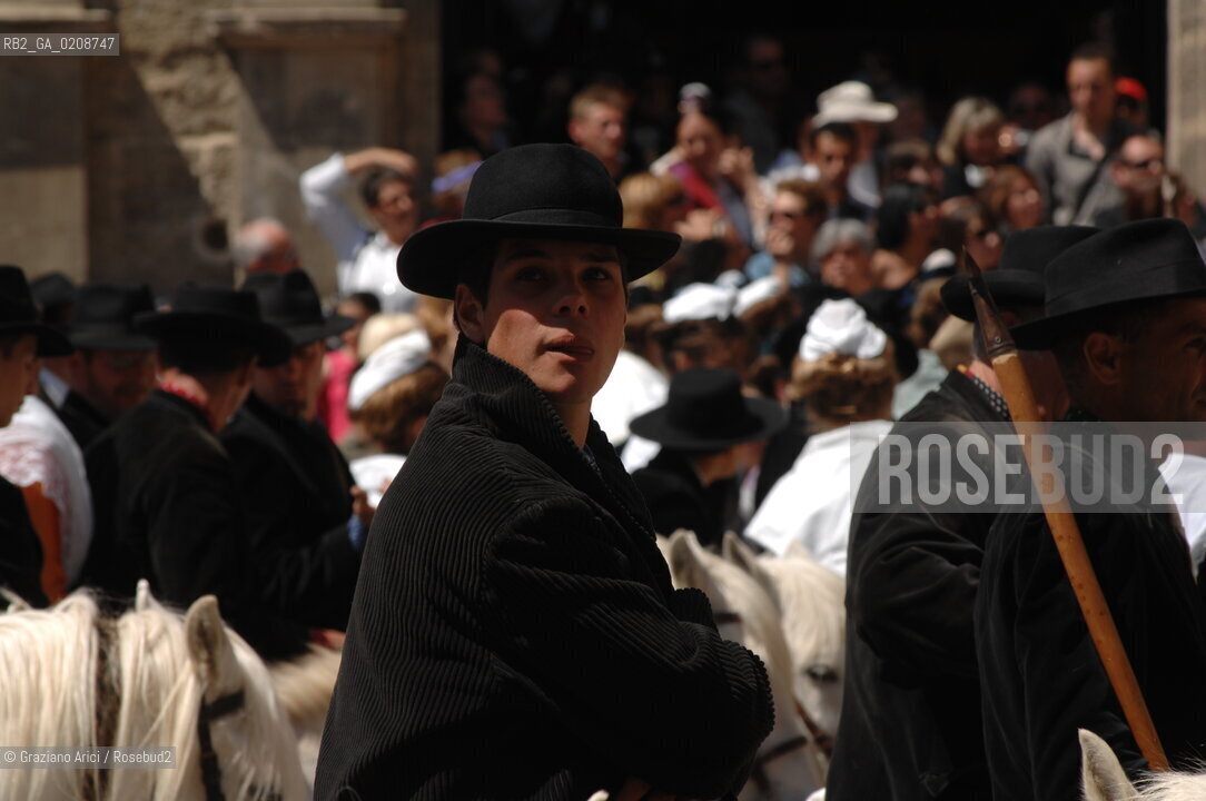 ARLES (FRANCE, PROVENCE) 1 MAY 2008 - 1 MAY HOLIDAY - FETE DES GARDIANS - HOLIDAY OF THE CAMARGUE CATTLE FARMER AND ELECTION OF ARLES QUEEN IN PLACE DE LA REPUBLIQUE ©Graziano Arici/Rosebud2 CAVALLO FESTA DEI GARDIANS COSTUME MAGGIO GIOIELLO PROVENZA CAPPELLO BAMBINO GEO