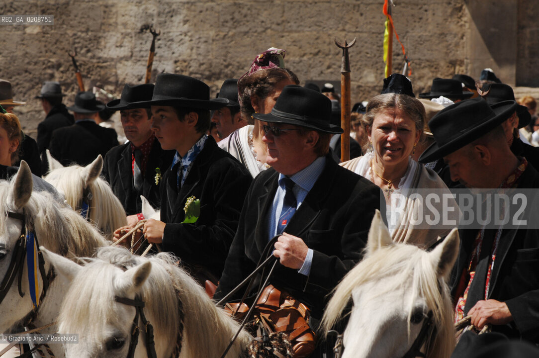 ARLES (FRANCE, PROVENCE) 1 MAY 2008 - 1 MAY HOLIDAY - FETE DES GARDIANS - HOLIDAY OF THE CAMARGUE CATTLE FARMER AND ELECTION OF ARLES QUEEN IN PLACE DE LA REPUBLIQUE ©Graziano Arici/Rosebud2 CAVALLO FESTA DEI GARDIANS COSTUME MAGGIO GIOIELLO PROVENZA CAPPELLO BAMBINO GEO