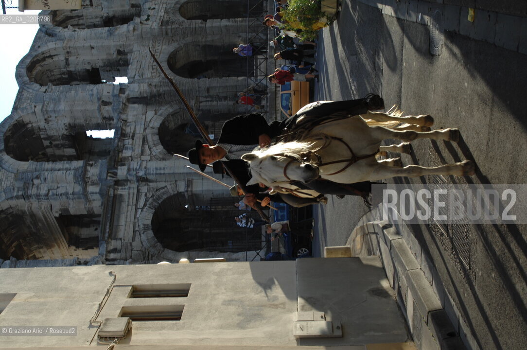 ARLES (FRANCE, PROVENCE) 1 MAY 2008 - 1 MAY HOLIDAY - FETE DES GARDIANS - HOLIDAY OF THE CAMARGUE CATTLE FARMER AND ELECTION OF ARLES QUEEN ROMAN ARENA ©Graziano Arici/Rosebud2 CAVALLO FESTA DEI GARDIANS COSTUME MAGGIO GIOIELLO PROVENZA CAPPELLO BAMBINO COURSE CAMARGUESE TORO GEO