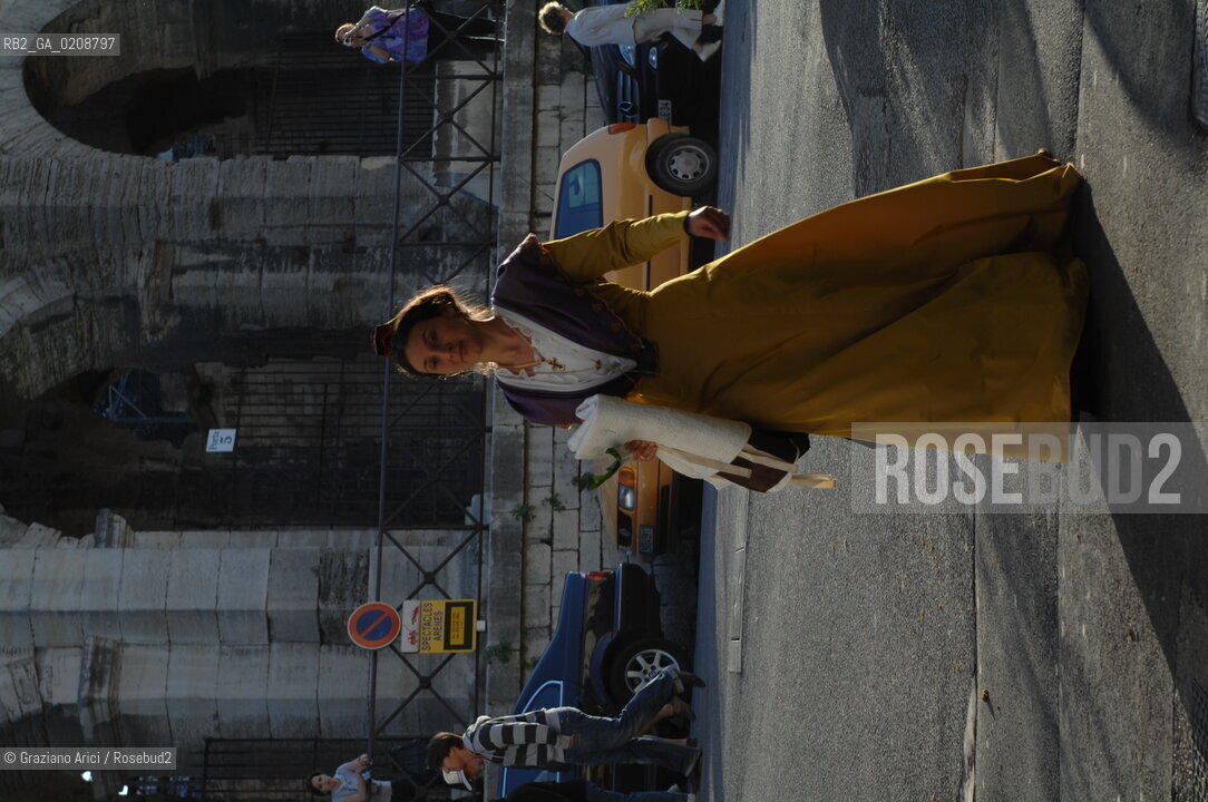 ARLES (FRANCE, PROVENCE) 1 MAY 2008 - 1 MAY HOLIDAY - FETE DES GARDIANS - HOLIDAY OF THE CAMARGUE CATTLE FARMER AND ELECTION OF ARLES QUEEN ROMAN ARENA ©Graziano Arici/Rosebud2 CAVALLO FESTA DEI GARDIANS COSTUME MAGGIO GIOIELLO PROVENZA CAPPELLO BAMBINO COURSE CAMARGUESE TORO GEO