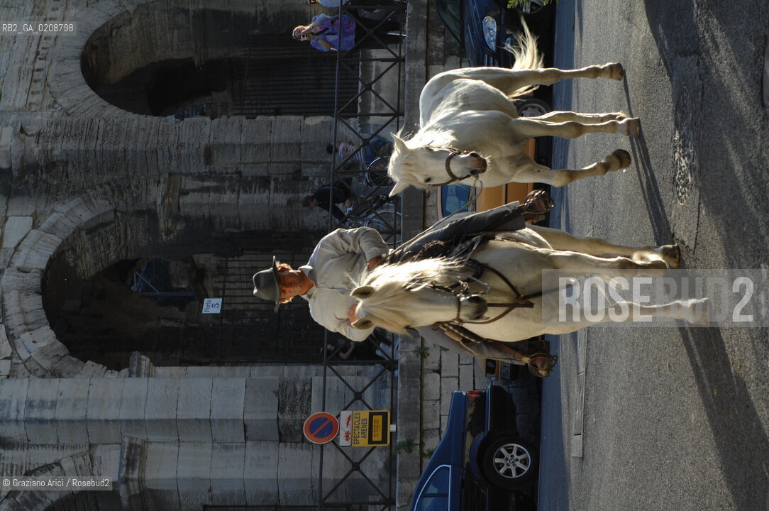 ARLES (FRANCE, PROVENCE) 1 MAY 2008 - 1 MAY HOLIDAY - FETE DES GARDIANS - HOLIDAY OF THE CAMARGUE CATTLE FARMER AND ELECTION OF ARLES QUEEN ROMAN ARENA ©Graziano Arici/Rosebud2 CAVALLO FESTA DEI GARDIANS COSTUME MAGGIO GIOIELLO PROVENZA CAPPELLO BAMBINO COURSE CAMARGUESE TORO GEO