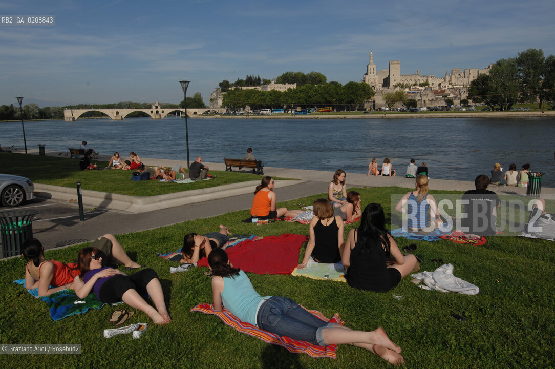 AVIGNONE (FRANCE PROVENCE) MAY 2008 - THE TOWN OF AVIGNON AND THE RHONE RIVER ©Graziano Arici/Rosebud2 PROVENZA GIOVANE SOLE FIUME RODANO GEO