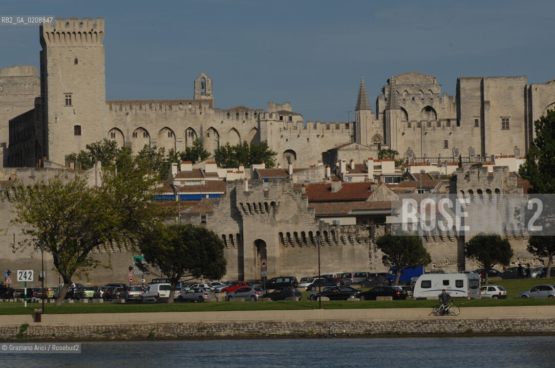AVIGNONE (FRANCE PROVENCE) MAY 2008 - THE TOWN OF AVIGNON THE RHONE RIVER AND THE POPES PALACE ©Graziano Arici/Rosebud2 PROVENZA FIUME RODANO PALAZZO DEI PAPI GEO