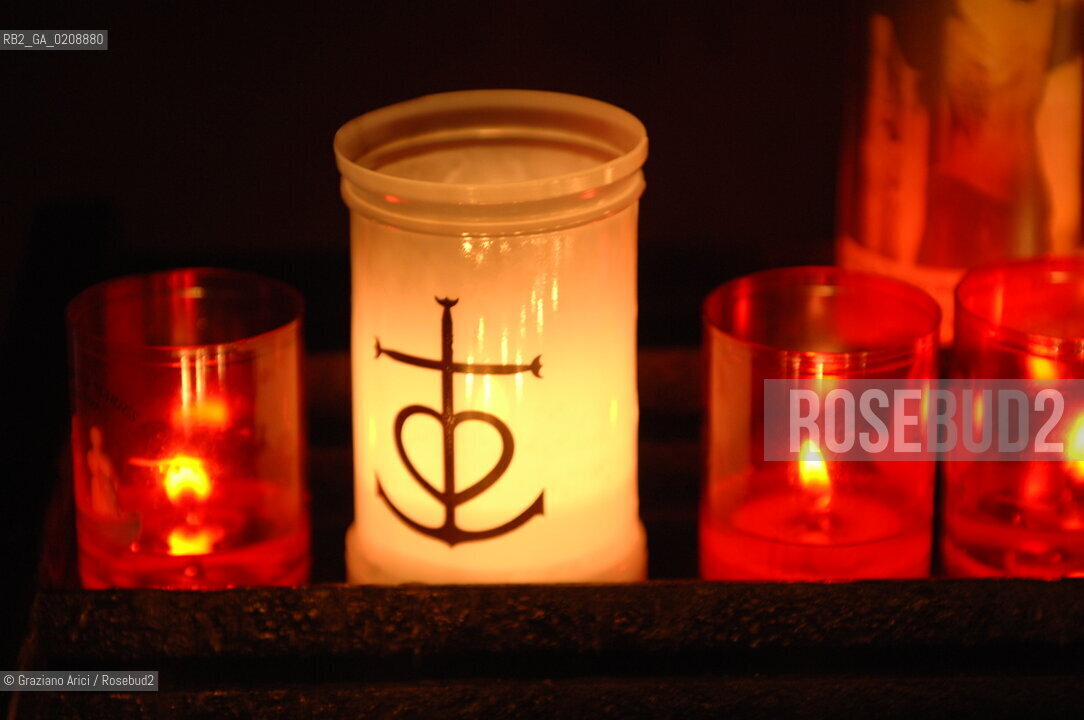 SAINTES MARIES-DE LA-MER (FRANCE PROVENCE) MAY 2008 - NOTRE-DAME- DE-LA-MER CHURC: ST.SARAH STATUE ©Graziano Arici/Rosebud2 CHIESA RELIGIONE CANDELA CAMARGUE PROVENZA GEO