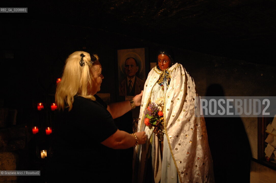 SAINTES MARIES-DE LA-MER (FRANCE PROVENCE) MAY 2008 - NOTRE-DAME- DE-LA-MER CHURC: ST.SARAH STATUE ©Graziano Arici/Rosebud2 CHIESA RELIGIONE CANDELA CAMARGUE PROVENZA GEO