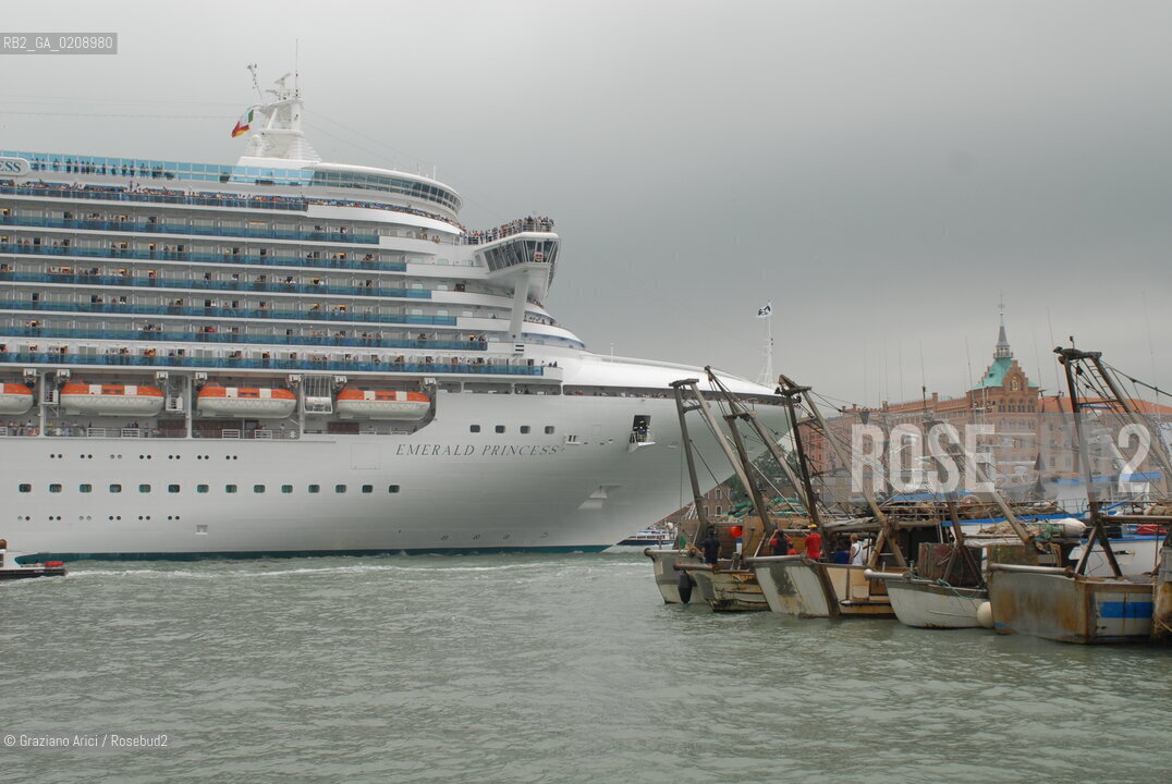 VENEZIA, 04.6.2008. FISHERMEN ARE STRIKING IN VENICE OVER THE COST OF FUEL © MARTABUSO/ARICI/GRAZIA NERI SCIOPERO PESCATORI BLOCCO