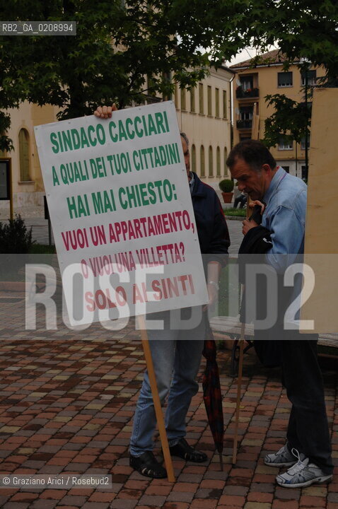 VENICE 6/06/08 - DEMONSTRATION AGAINST THE CONSTRUCTION OF A NEW QUARTER FOR SINTI (GYPSY) PEOPLE IN MESTRE ©Graziano Arici/Rosebud2 ZINGARO LEGA POPOLO DELLE LIBERTA ALLEANZA NAZIONALE BANDIERE DIMOSTRAZIONE POLITICA FORZA ITALIA