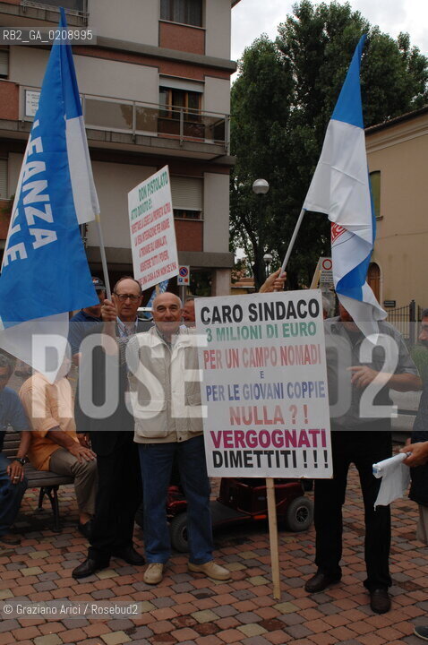 VENICE 6/06/08 - DEMONSTRATION AGAINST THE CONSTRUCTION OF A NEW QUARTER FOR SINTI (GYPSY) PEOPLE IN MESTRE ©Graziano Arici/Rosebud2 ZINGARO LEGA POPOLO DELLE LIBERTA ALLEANZA NAZIONALE BANDIERE DIMOSTRAZIONE POLITICA FORZA ITALIA