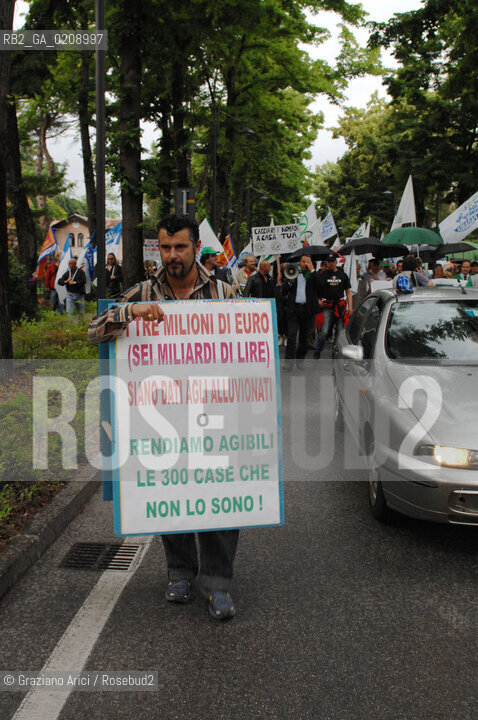 VENICE 6/06/08 - DEMONSTRATION AGAINST THE CONSTRUCTION OF A NEW QUARTER FOR SINTI (GYPSY) PEOPLE IN MESTRE ©Graziano Arici/Rosebud2 ZINGARO LEGA POPOLO DELLE LIBERTA ALLEANZA NAZIONALE BANDIERE DIMOSTRAZIONE POLITICA FORZA ITALIA