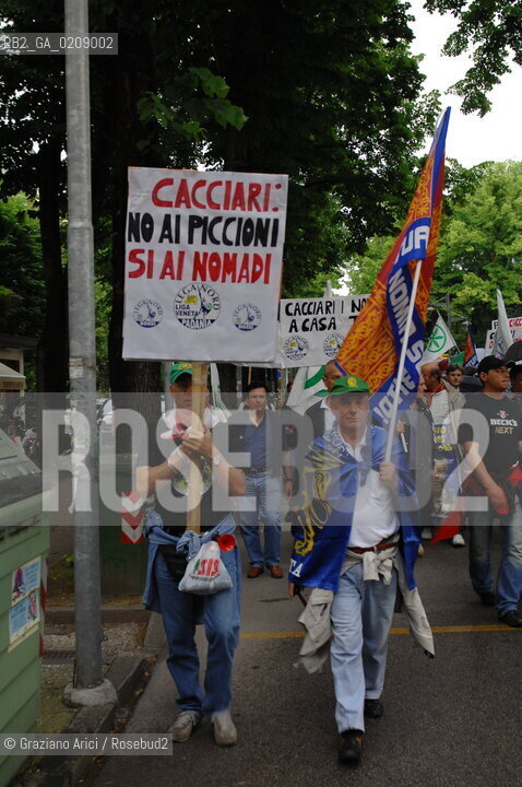 VENICE 6/06/08 - DEMONSTRATION AGAINST THE CONSTRUCTION OF A NEW QUARTER FOR SINTI (GYPSY) PEOPLE IN MESTRE ©Graziano Arici/Rosebud2 ZINGARO LEGA POPOLO DELLE LIBERTA ALLEANZA NAZIONALE BANDIERE DIMOSTRAZIONE POLITICA FORZA ITALIA
