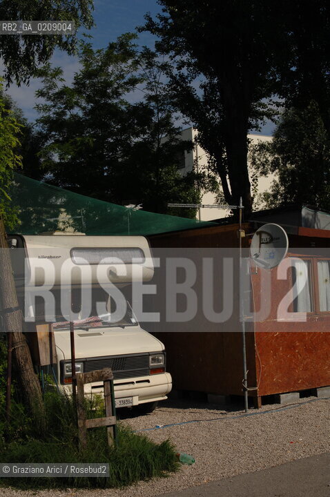 VENICE 9/06/08 - DEMONSTRATION AGAINST THE CONSTRUCTION OF A NEW QUARTER FOR SINTI (GYPSY) PEOPLE IN MESTRE: THE GYPSY CAMP IN VIA VALLERANI ©Graziano Arici/Rosebud2 ZINGARO LEGA POPOLO DELLE LIBERTA ALLEANZA NAZIONALE BANDIERE DIMOSTRAZIONE POLITICA FORZA ITALIA