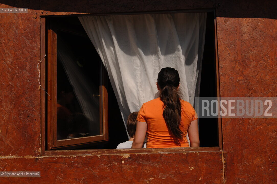 VENICE 9/06/08 - DEMONSTRATION AGAINST THE CONSTRUCTION OF A NEW QUARTER FOR SINTI (GYPSY) PEOPLE IN MESTRE: THE GYPSY CAMP IN VIA VALLERANI ©Graziano Arici/Rosebud2 ZINGARO LEGA POPOLO DELLE LIBERTA ALLEANZA NAZIONALE BANDIERE DIMOSTRAZIONE POLITICA FORZA ITALIA