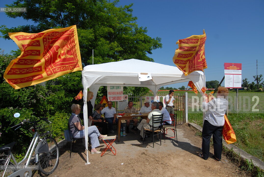 VENICE 9/06/08 - DEMONSTRATION AGAINST THE CONSTRUCTION OF A NEW QUARTER FOR SINTI (GYPSY) PEOPLE IN MESTRE ©Graziano Arici/Rosebud2 ZINGARO LEGA POPOLO DELLE LIBERTA ALLEANZA NAZIONALE BANDIERE DIMOSTRAZIONE POLITICA FORZA ITALIA