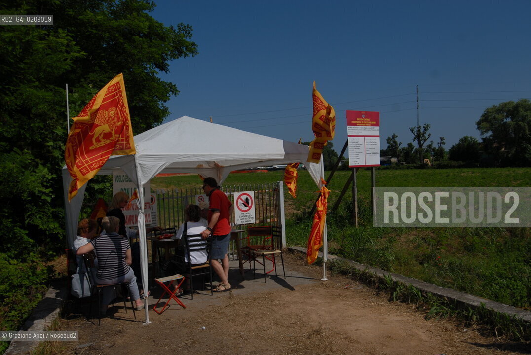 VENICE 9/06/08 - DEMONSTRATION AGAINST THE CONSTRUCTION OF A NEW QUARTER FOR SINTI (GYPSY) PEOPLE IN MESTRE ©Graziano Arici/Rosebud2 ZINGARO LEGA POPOLO DELLE LIBERTA ALLEANZA NAZIONALE BANDIERE DIMOSTRAZIONE POLITICA FORZA ITALIA