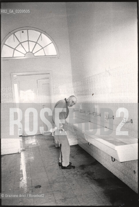 VENEZIA 1979 PAZIENTI DELLOSPEDALE DI SAN CLEMENTE IN BAGNO © ARCHIVIO Graziano Arici/Rosebud2  ISOLA SAN CLEMENTE PAZIENTI OSPEDALE PSICHIATRICO MAS