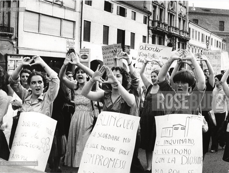 MESTRE 1981 STRISCIONE ALLA MANIFESTAZIONE DI PROTESTA PER I REFERENDUM SULLABORTO © ARCHIVIO Graziano Arici/Rosebud2  FESTA DELLA DONNA 8 MARZO MANIFESTAZIONE CORTEO FEMMINISMO DIRITTI STUDENTESSE MAS